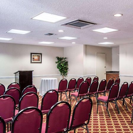 Clarion Inn & Suites Central Clearwater Beach Extérieur photo