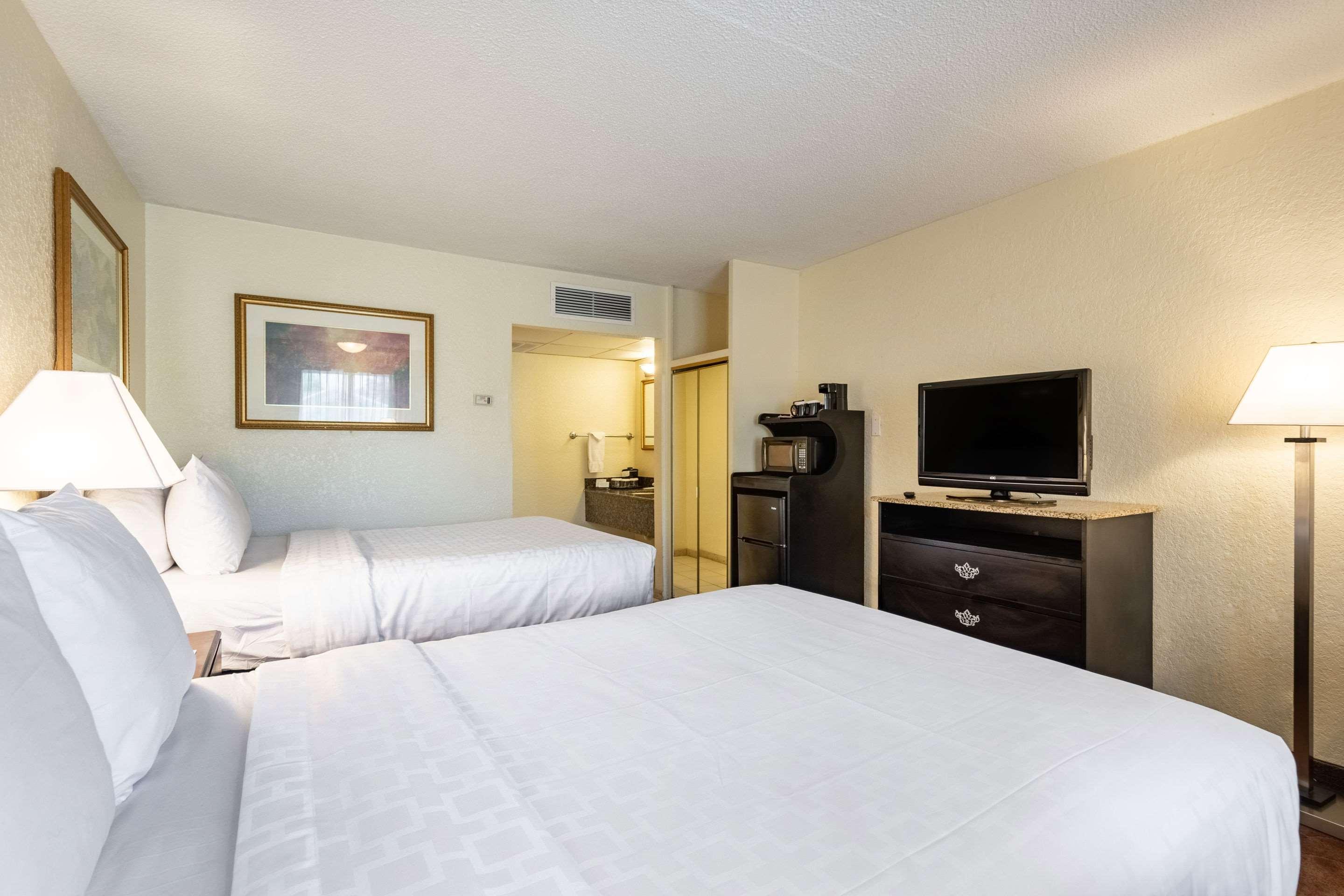 Clarion Inn & Suites Central Clearwater Beach Extérieur photo