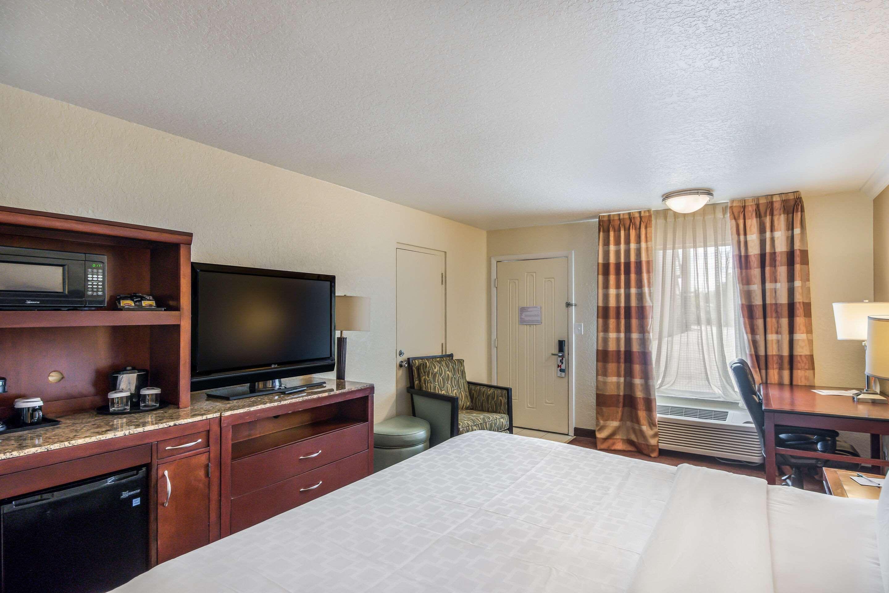 Clarion Inn & Suites Central Clearwater Beach Extérieur photo