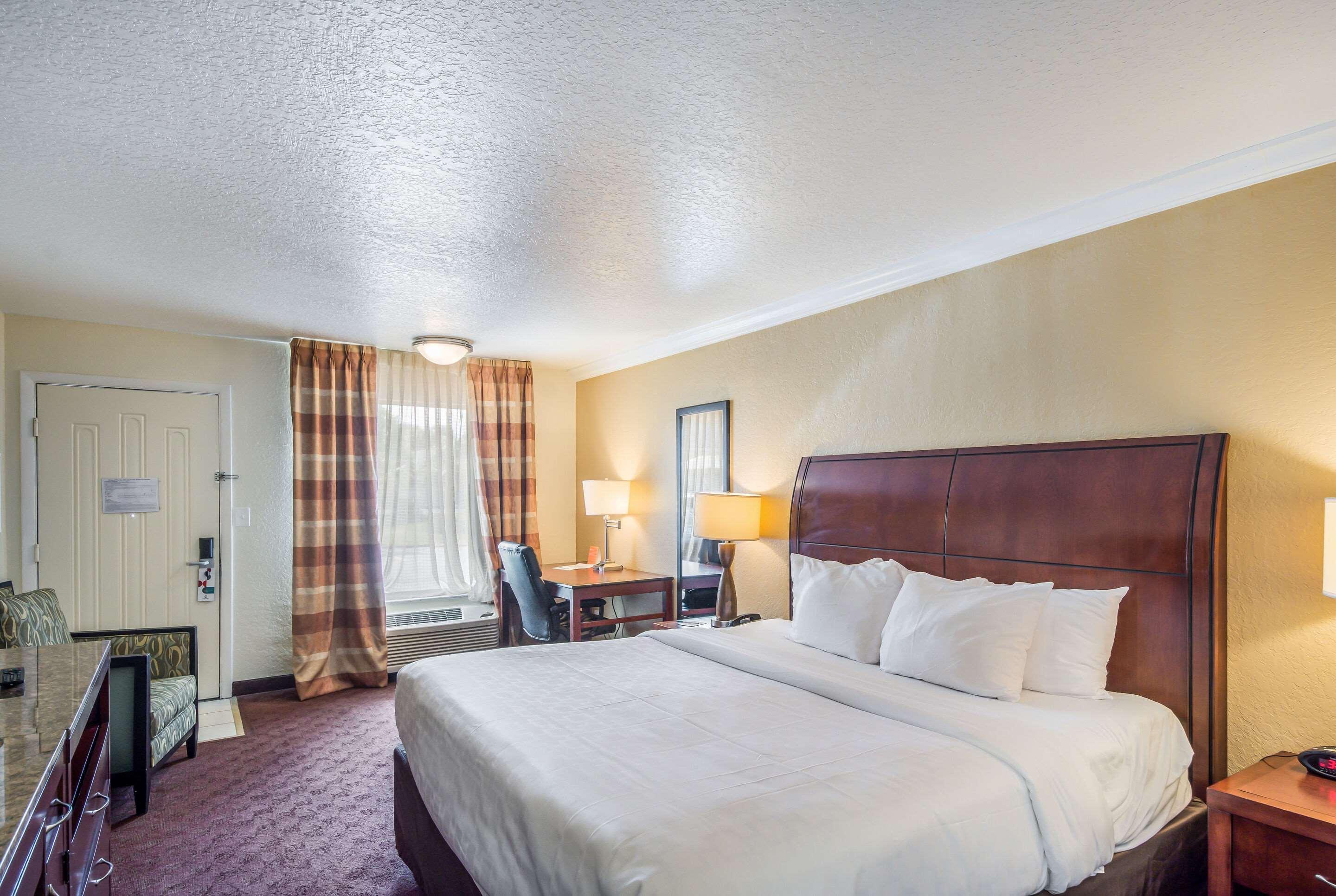 Clarion Inn & Suites Central Clearwater Beach Extérieur photo
