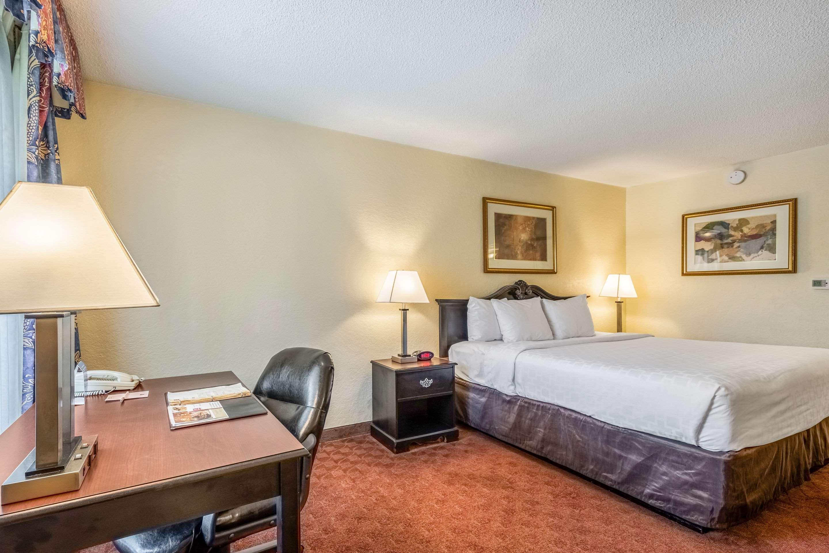 Clarion Inn & Suites Central Clearwater Beach Extérieur photo