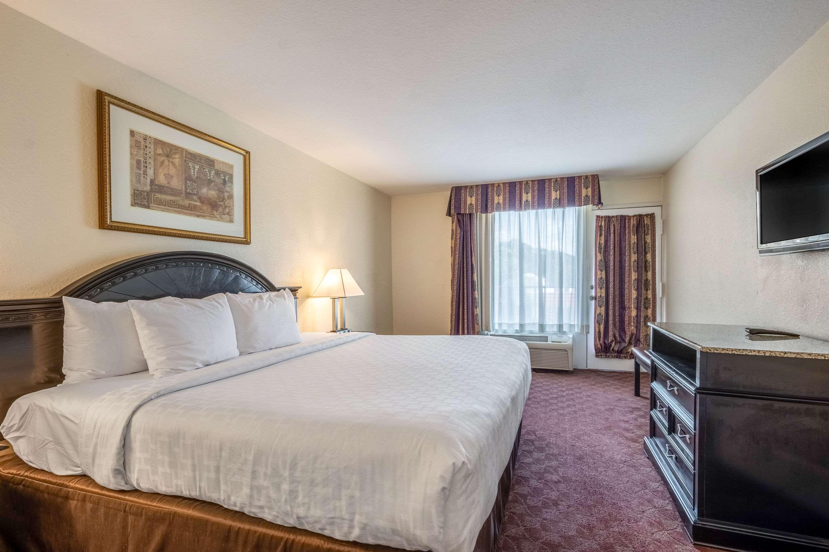 Clarion Inn & Suites Central Clearwater Beach Extérieur photo