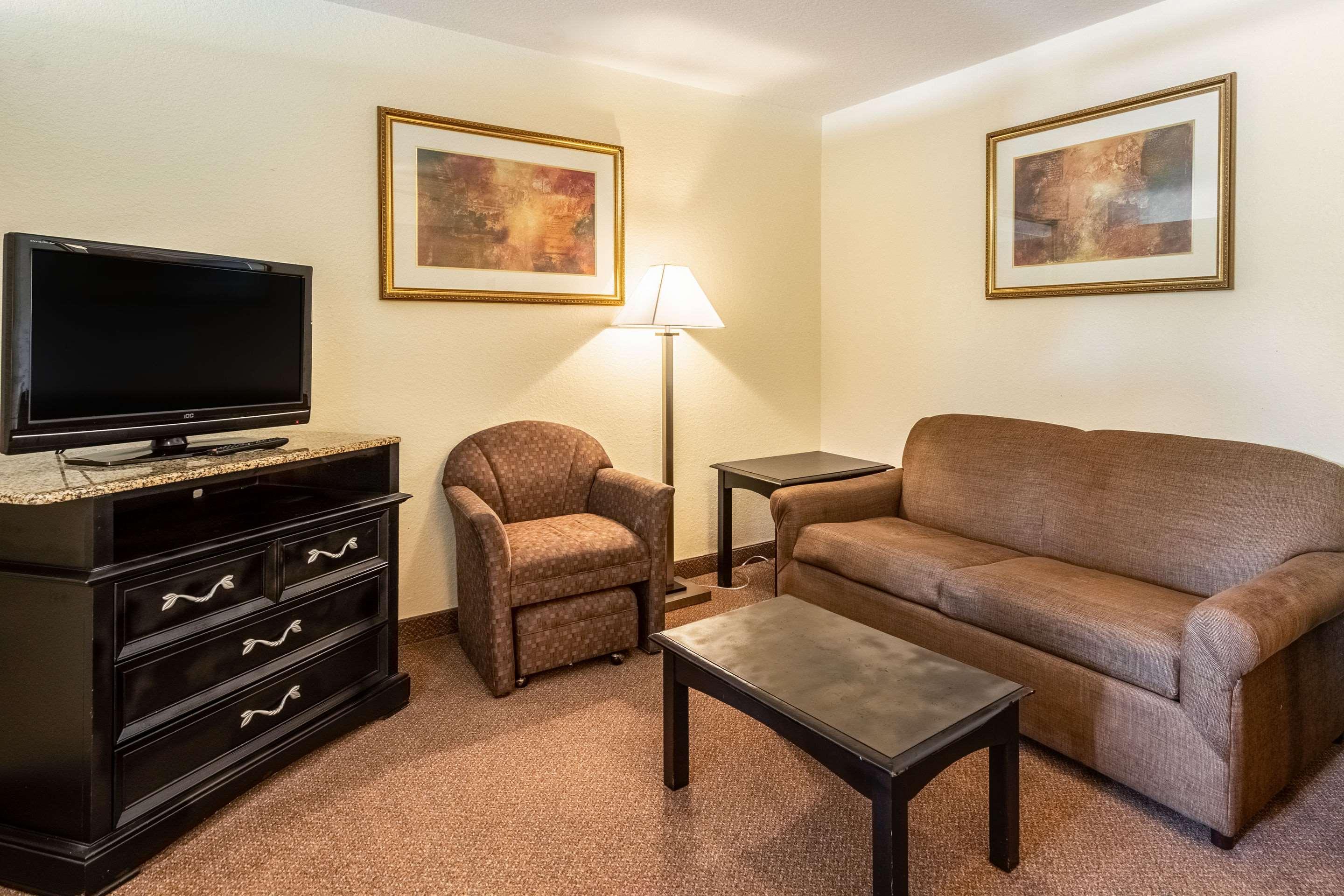 Clarion Inn & Suites Central Clearwater Beach Extérieur photo