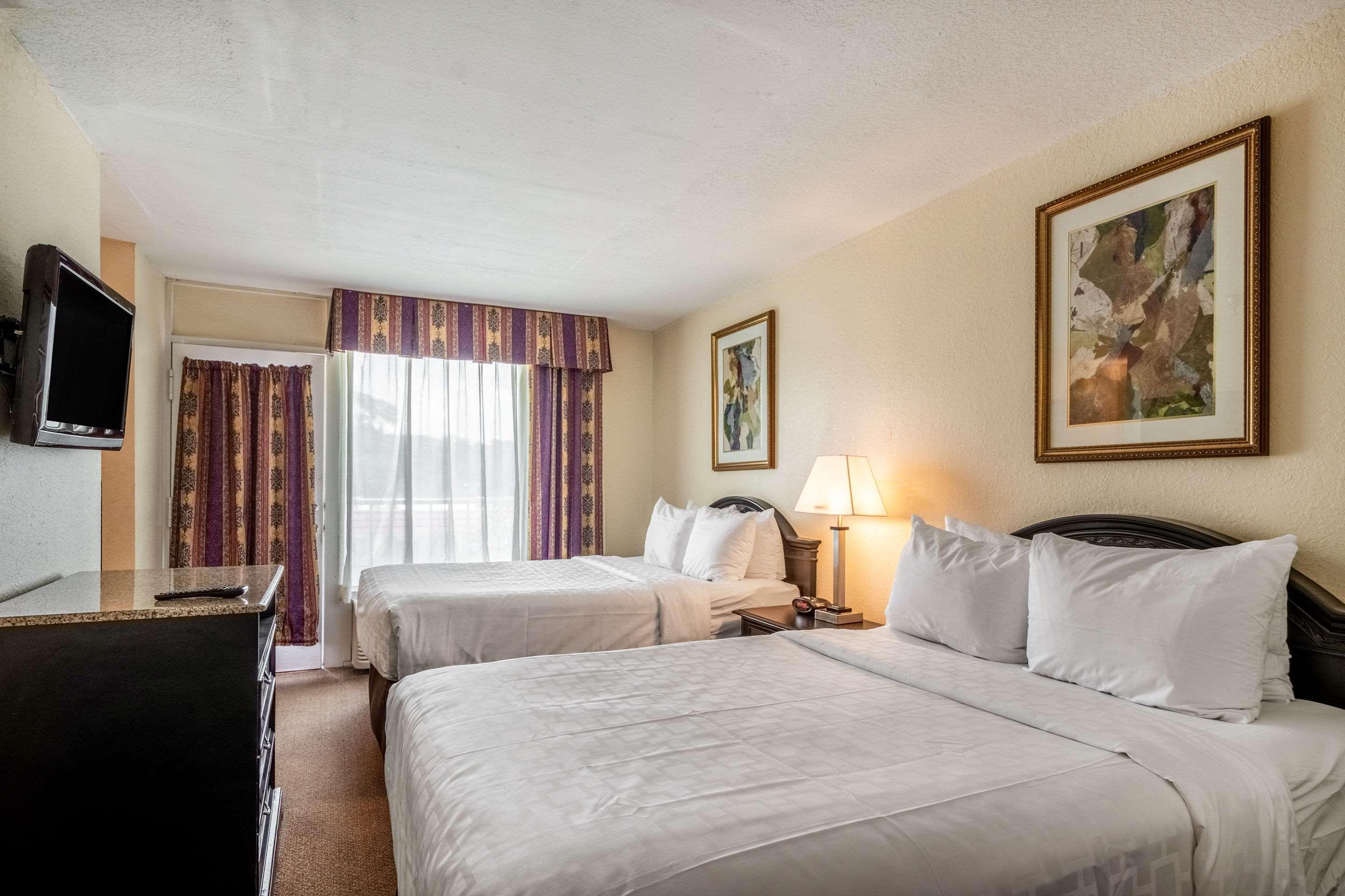 Clarion Inn & Suites Central Clearwater Beach Extérieur photo