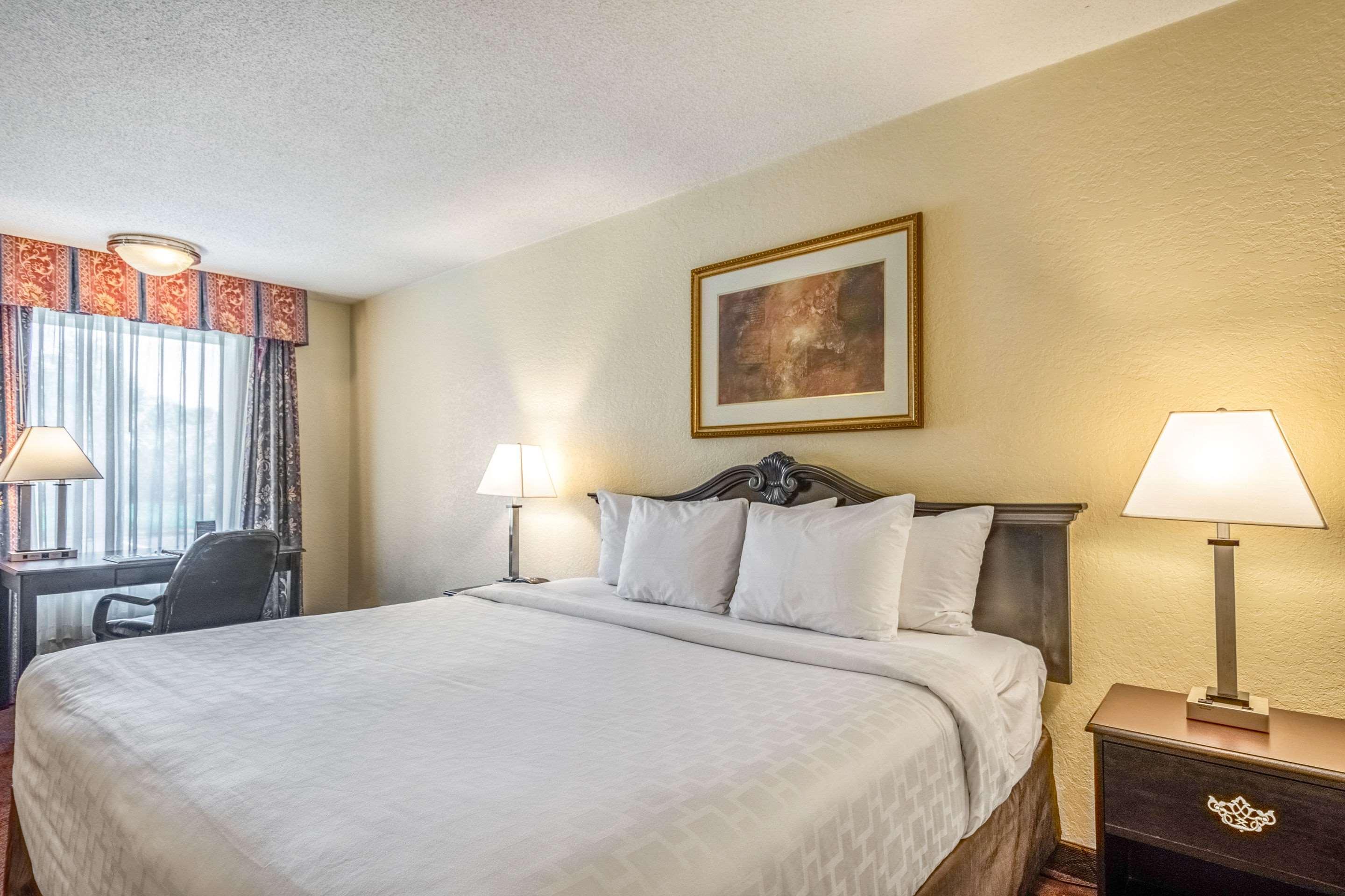 Clarion Inn & Suites Central Clearwater Beach Extérieur photo