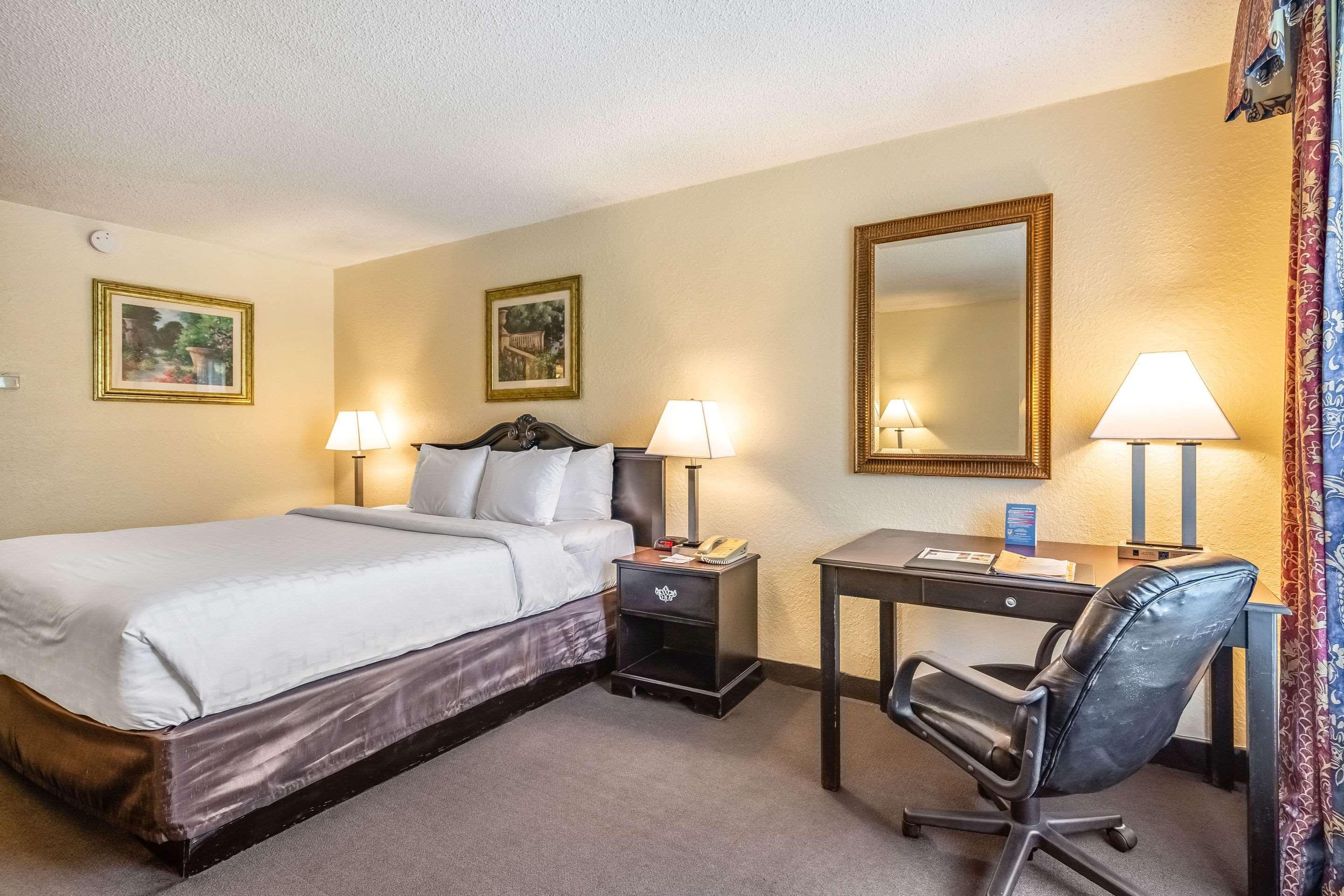 Clarion Inn & Suites Central Clearwater Beach Extérieur photo