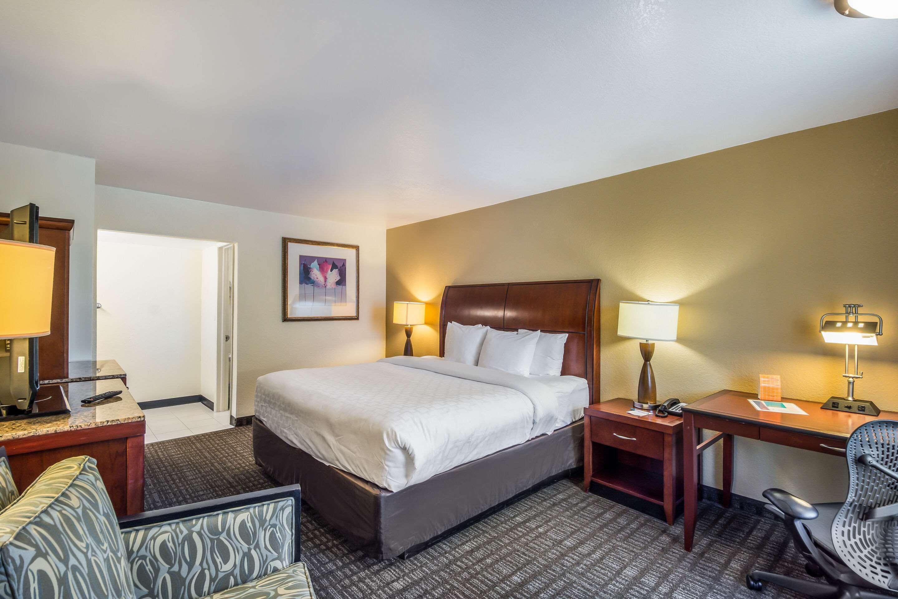 Clarion Inn & Suites Central Clearwater Beach Extérieur photo