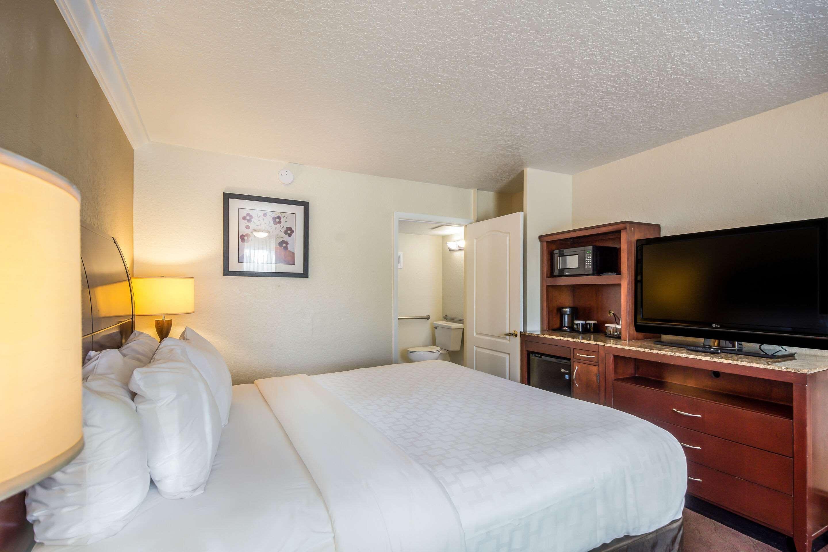 Clarion Inn & Suites Central Clearwater Beach Extérieur photo