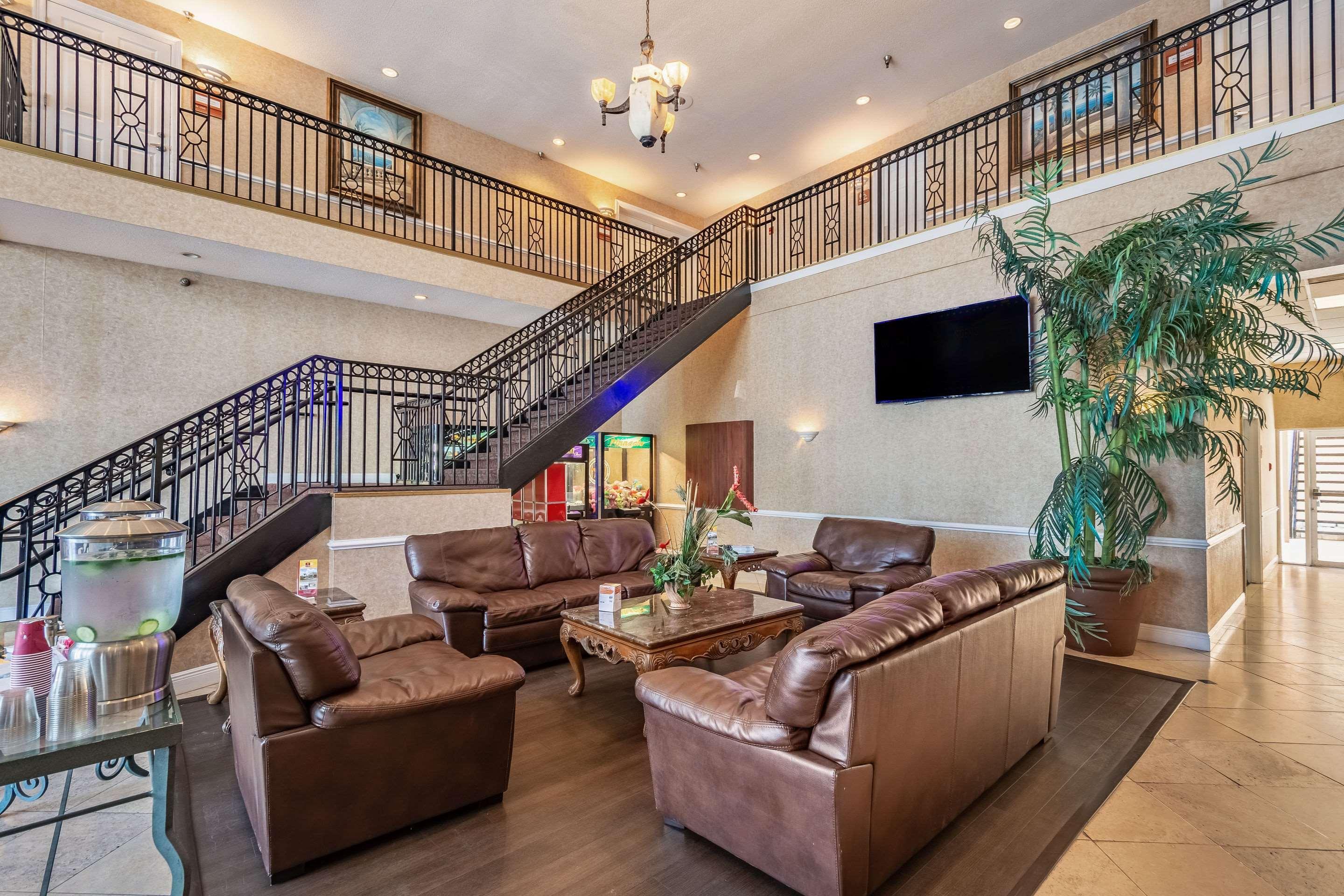 Clarion Inn & Suites Central Clearwater Beach Extérieur photo