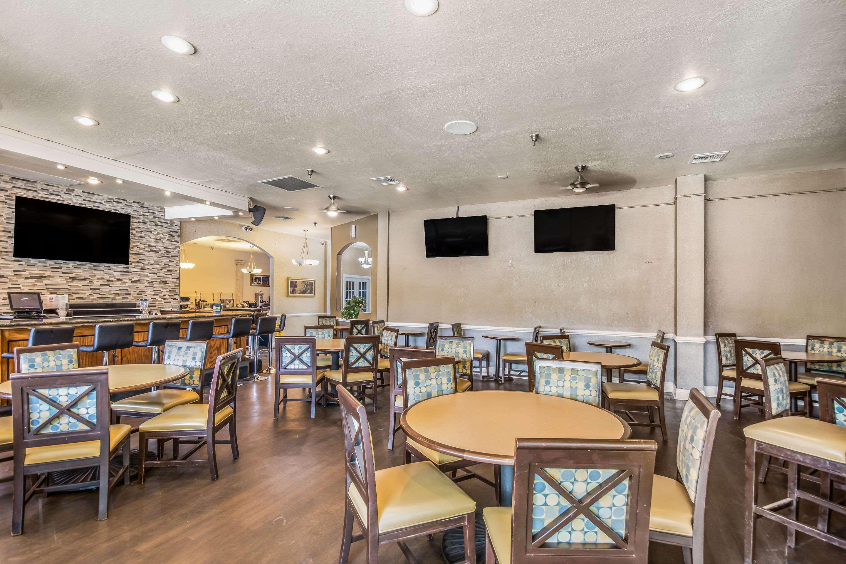 Clarion Inn & Suites Central Clearwater Beach Extérieur photo