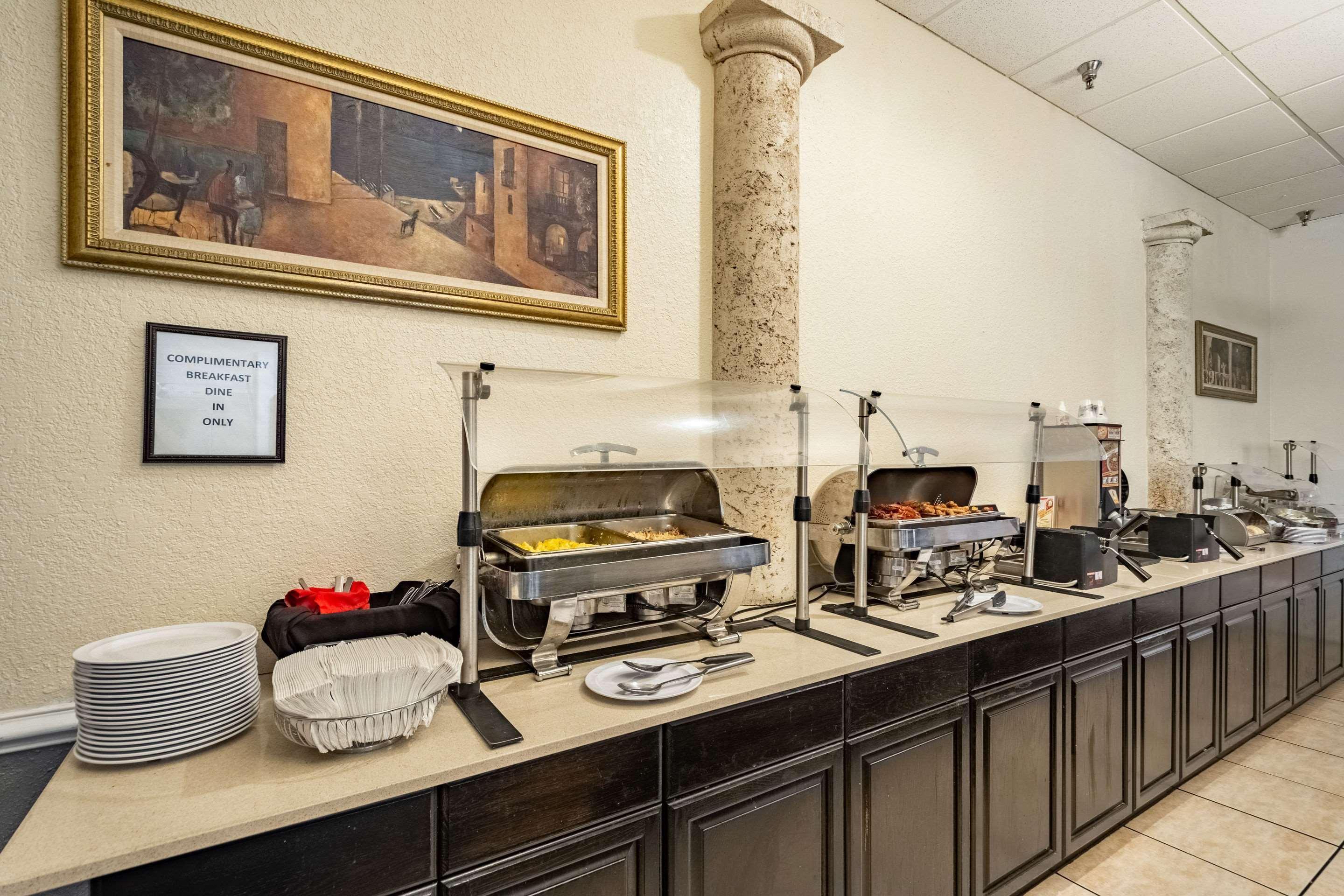 Clarion Inn & Suites Central Clearwater Beach Extérieur photo