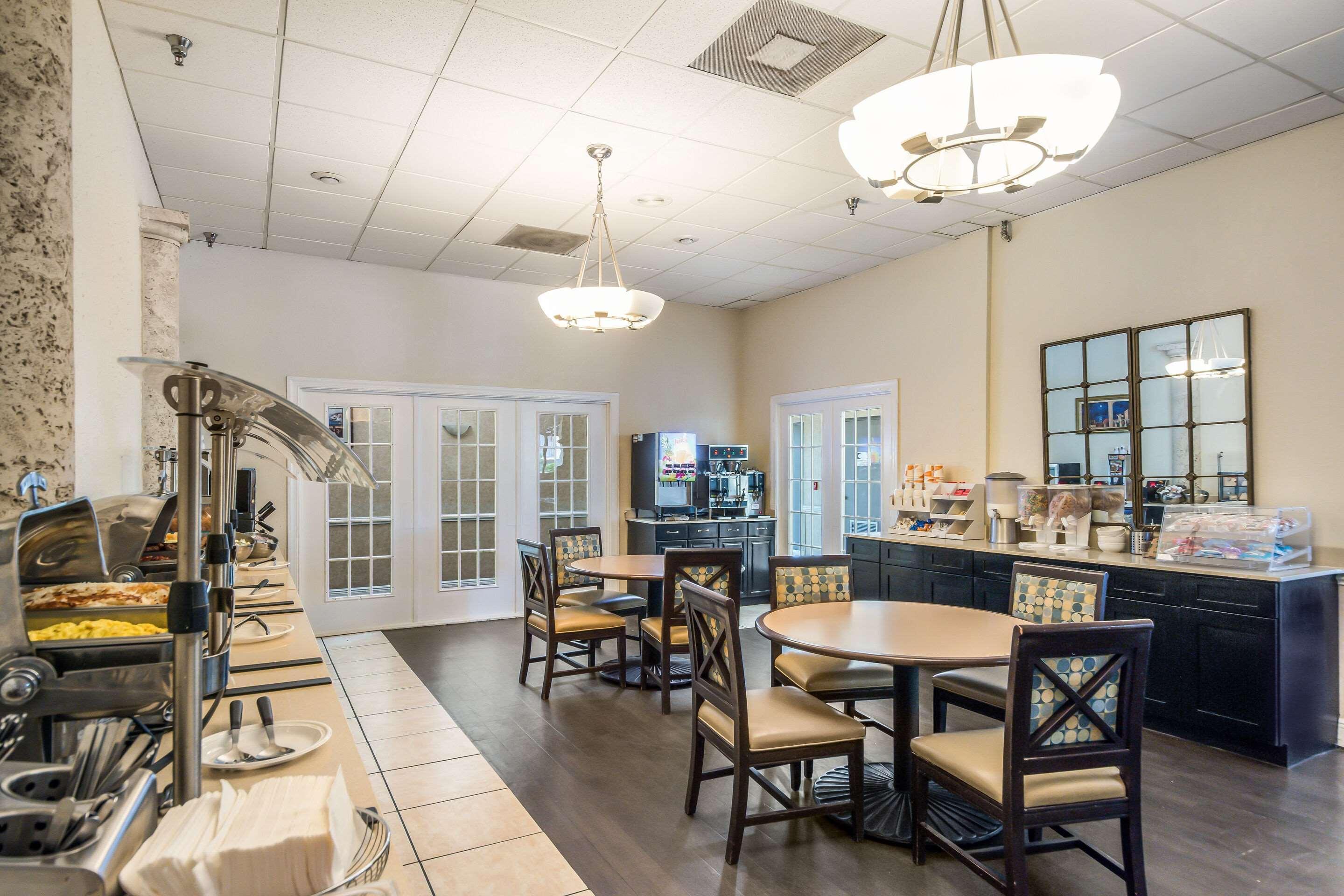 Clarion Inn & Suites Central Clearwater Beach Extérieur photo
