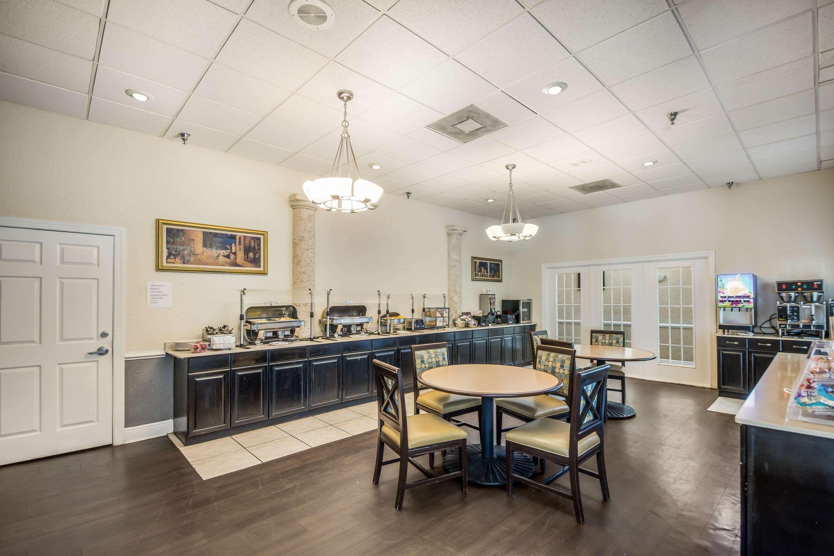 Clarion Inn & Suites Central Clearwater Beach Extérieur photo