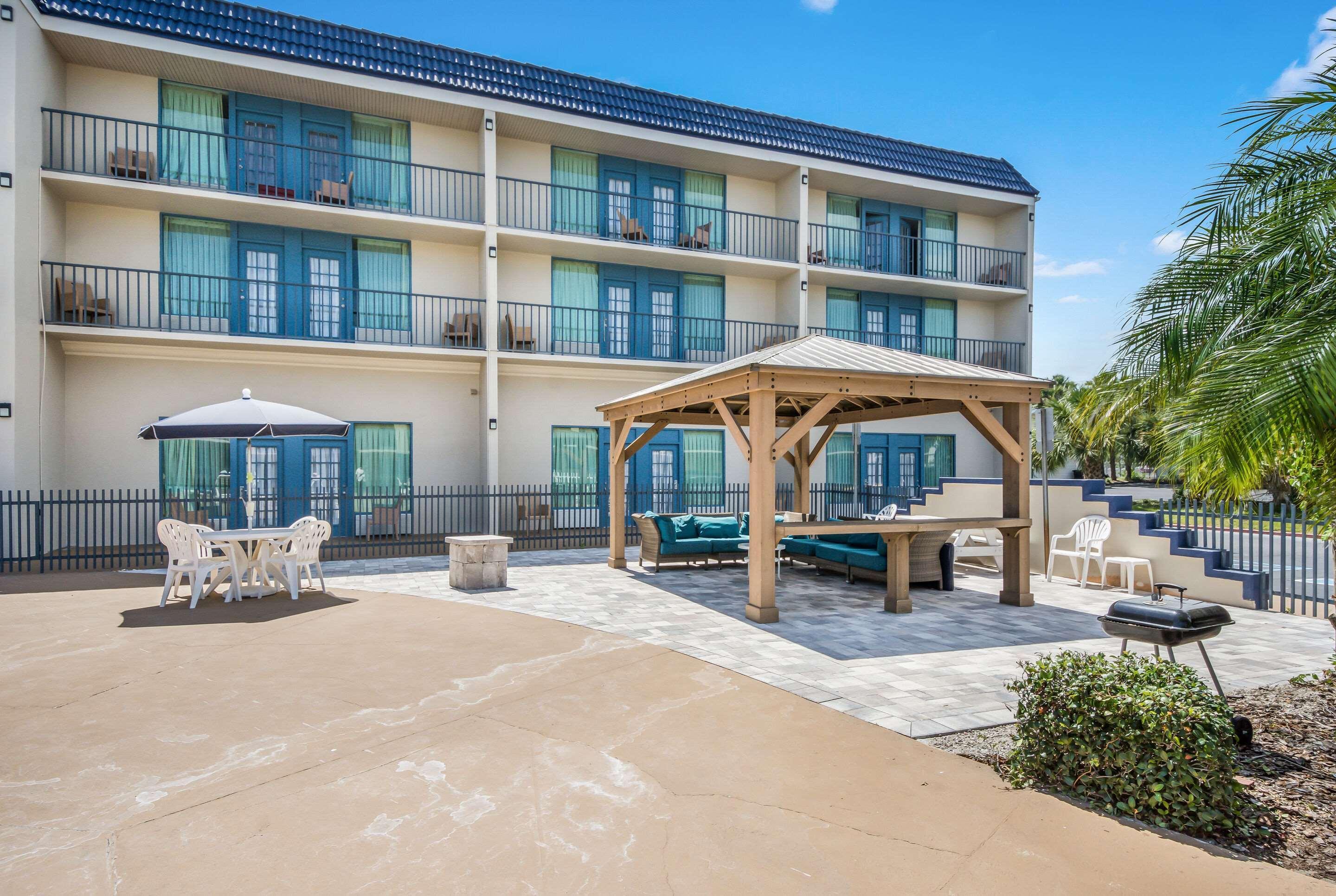 Clarion Inn & Suites Central Clearwater Beach Extérieur photo