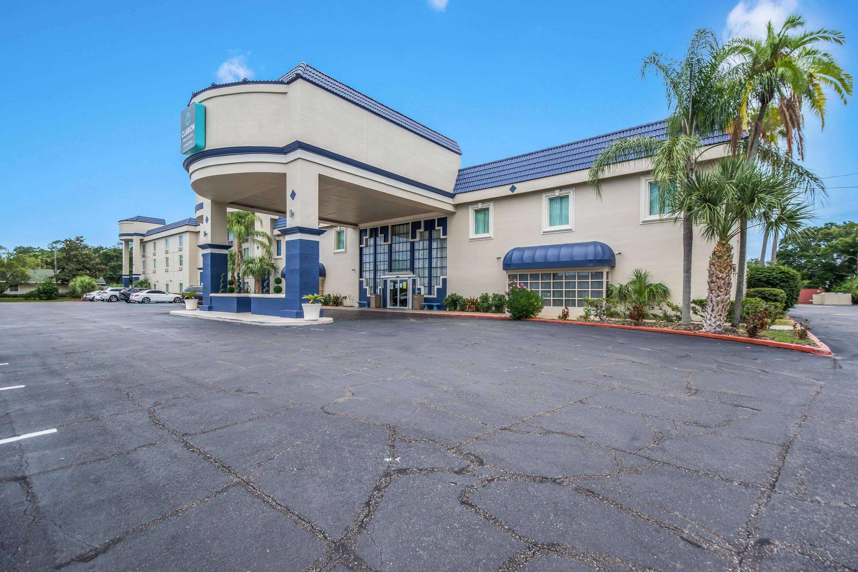 Clarion Inn & Suites Central Clearwater Beach Extérieur photo