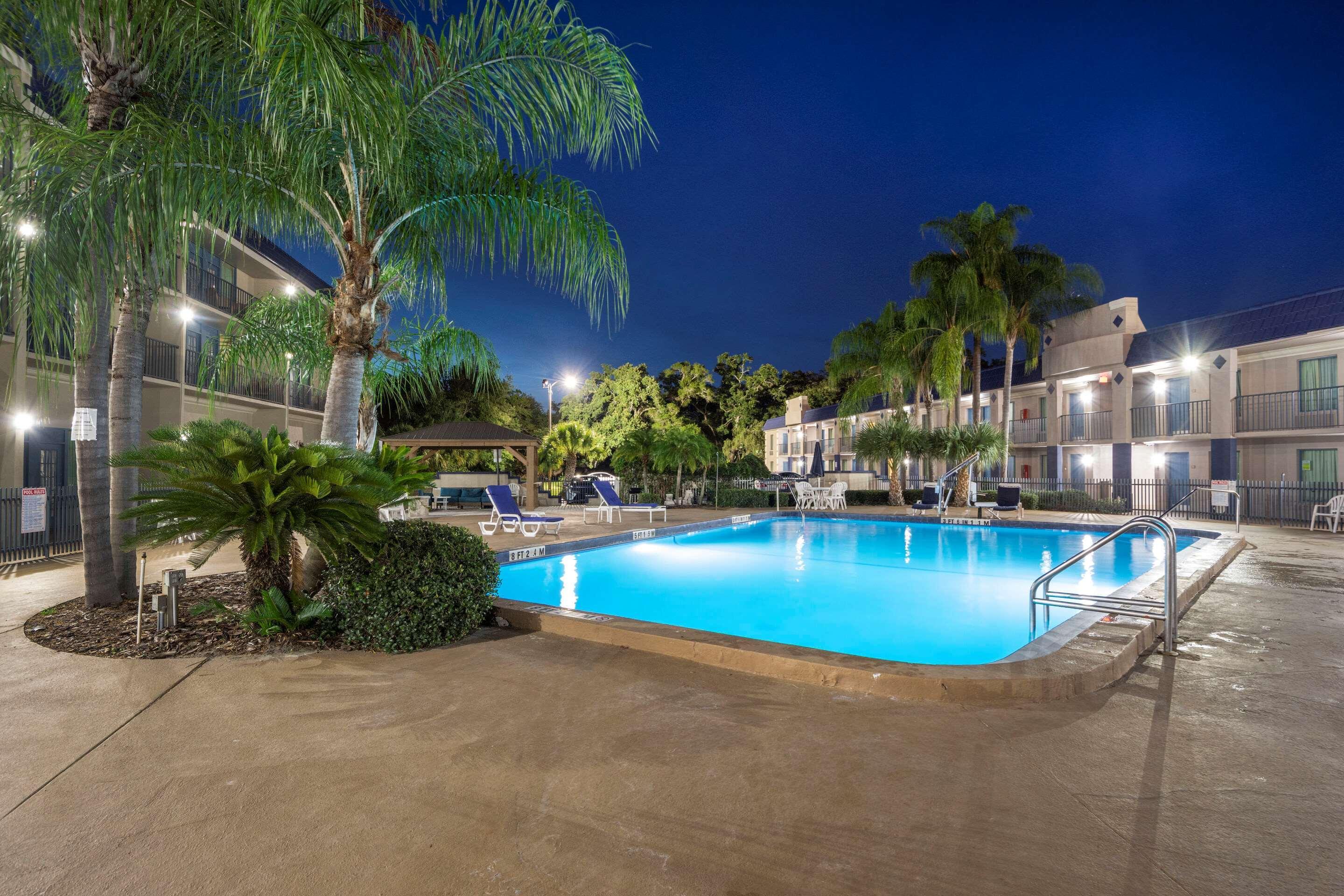 Clarion Inn & Suites Central Clearwater Beach Extérieur photo