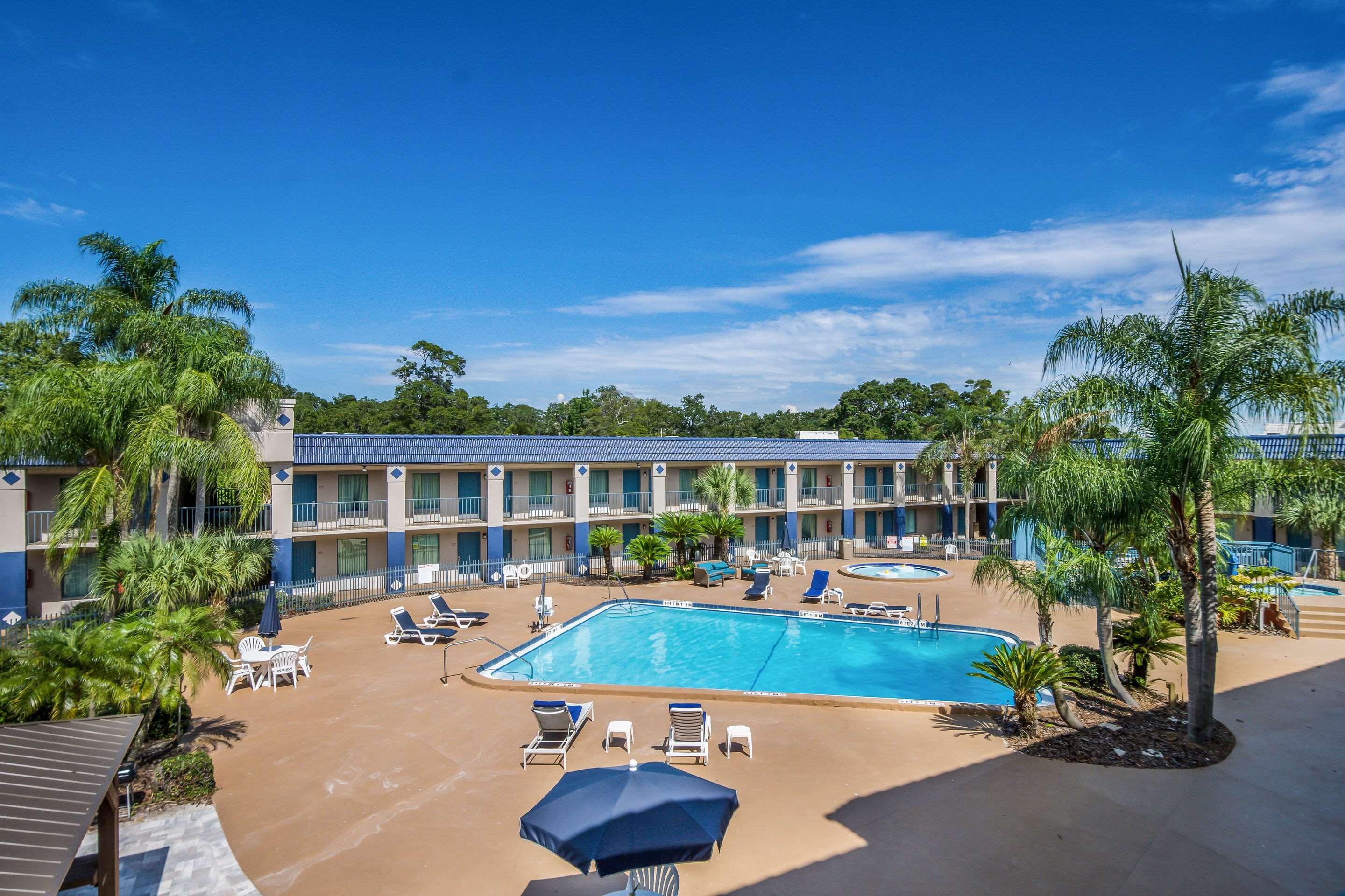 Clarion Inn & Suites Central Clearwater Beach Extérieur photo