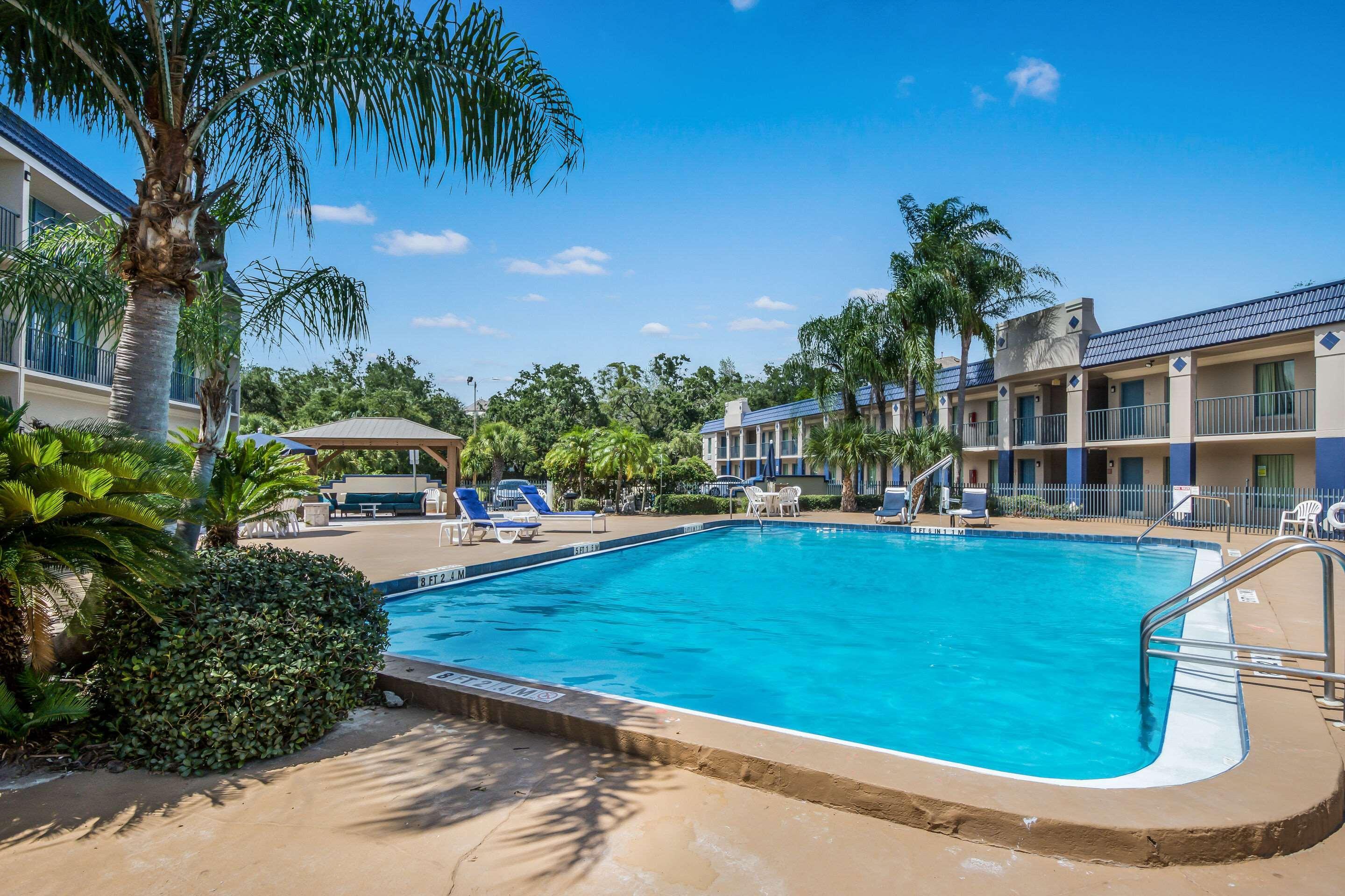 Clarion Inn & Suites Central Clearwater Beach Extérieur photo