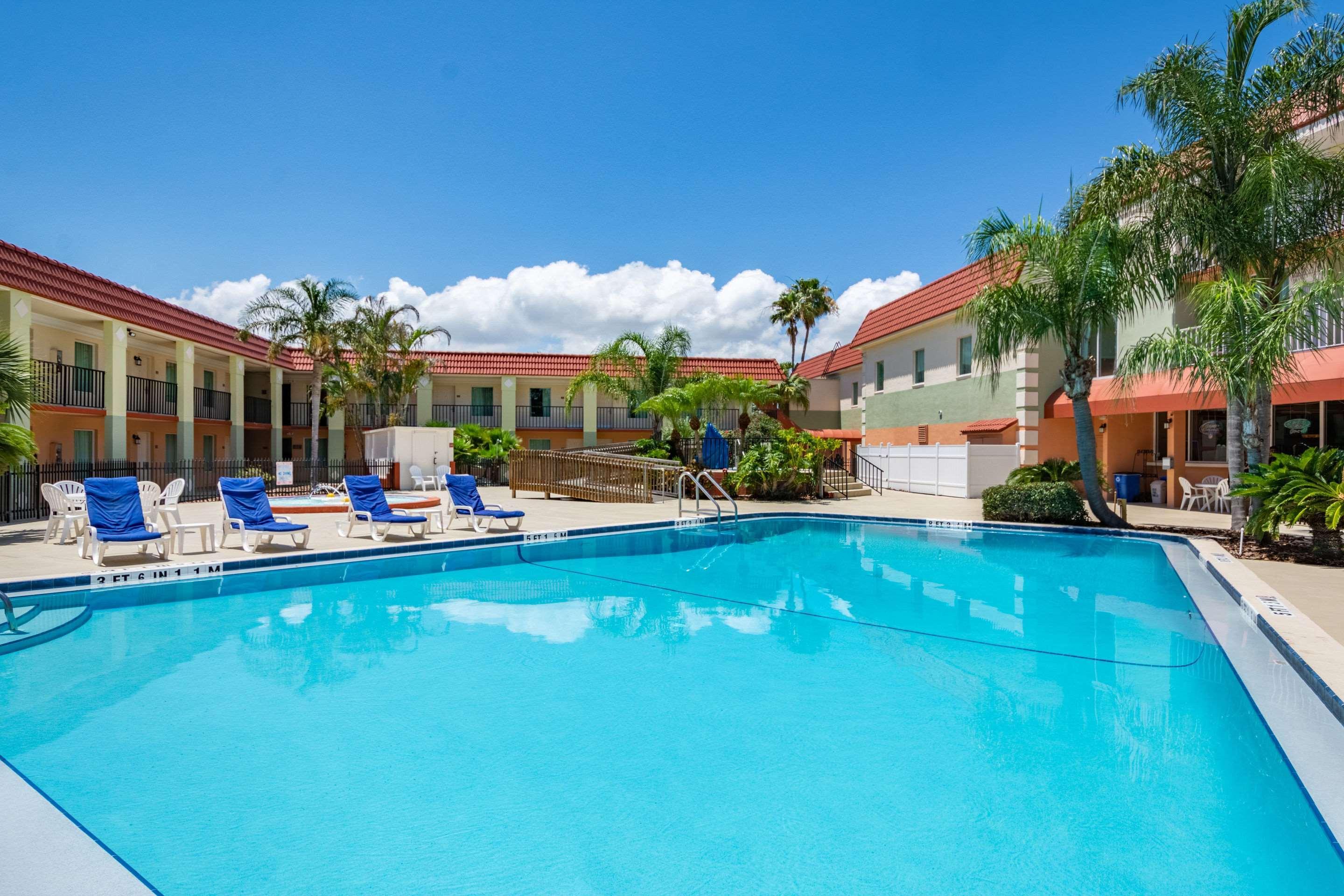 Clarion Inn & Suites Central Clearwater Beach Extérieur photo