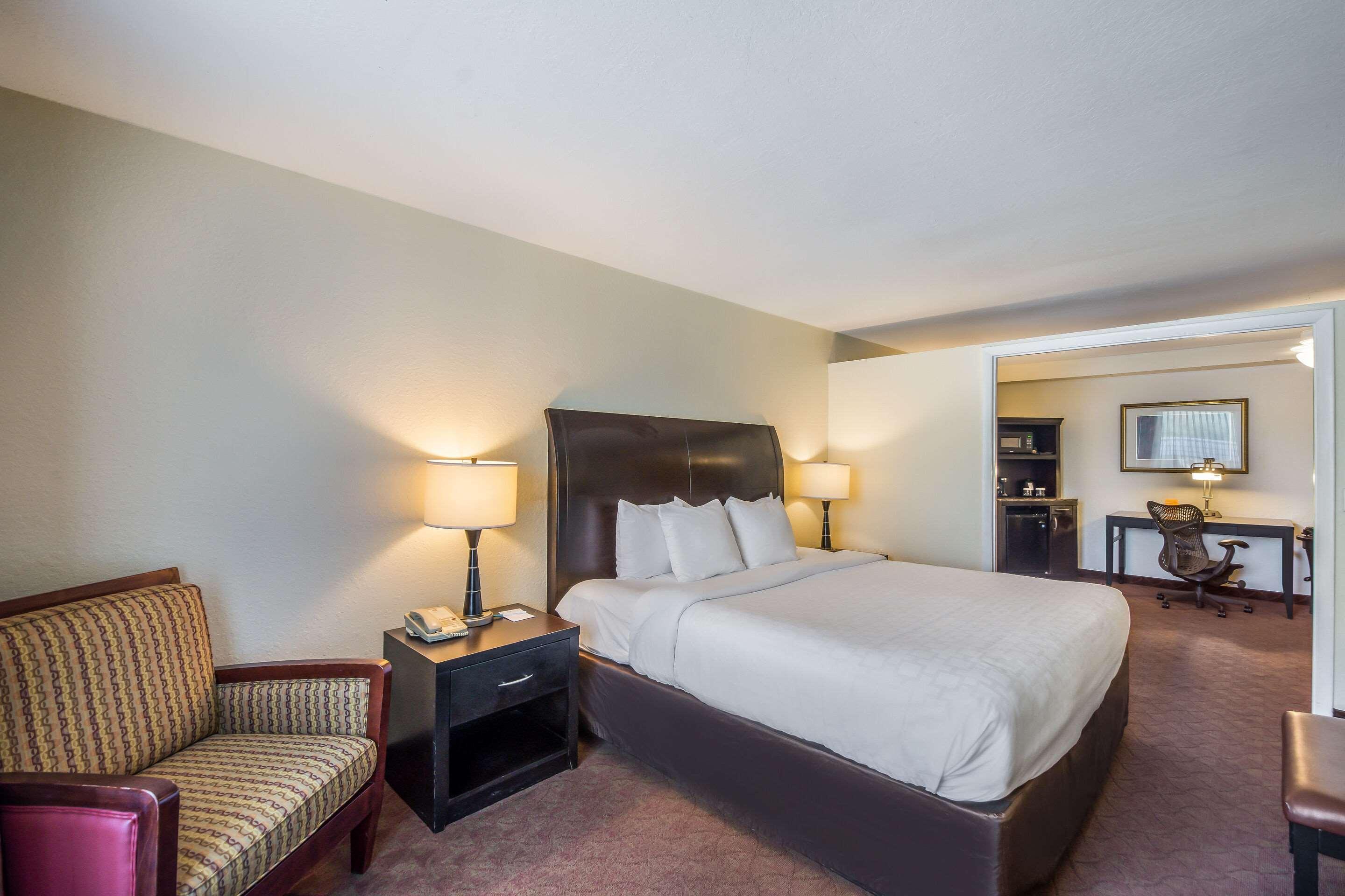 Clarion Inn & Suites Central Clearwater Beach Extérieur photo