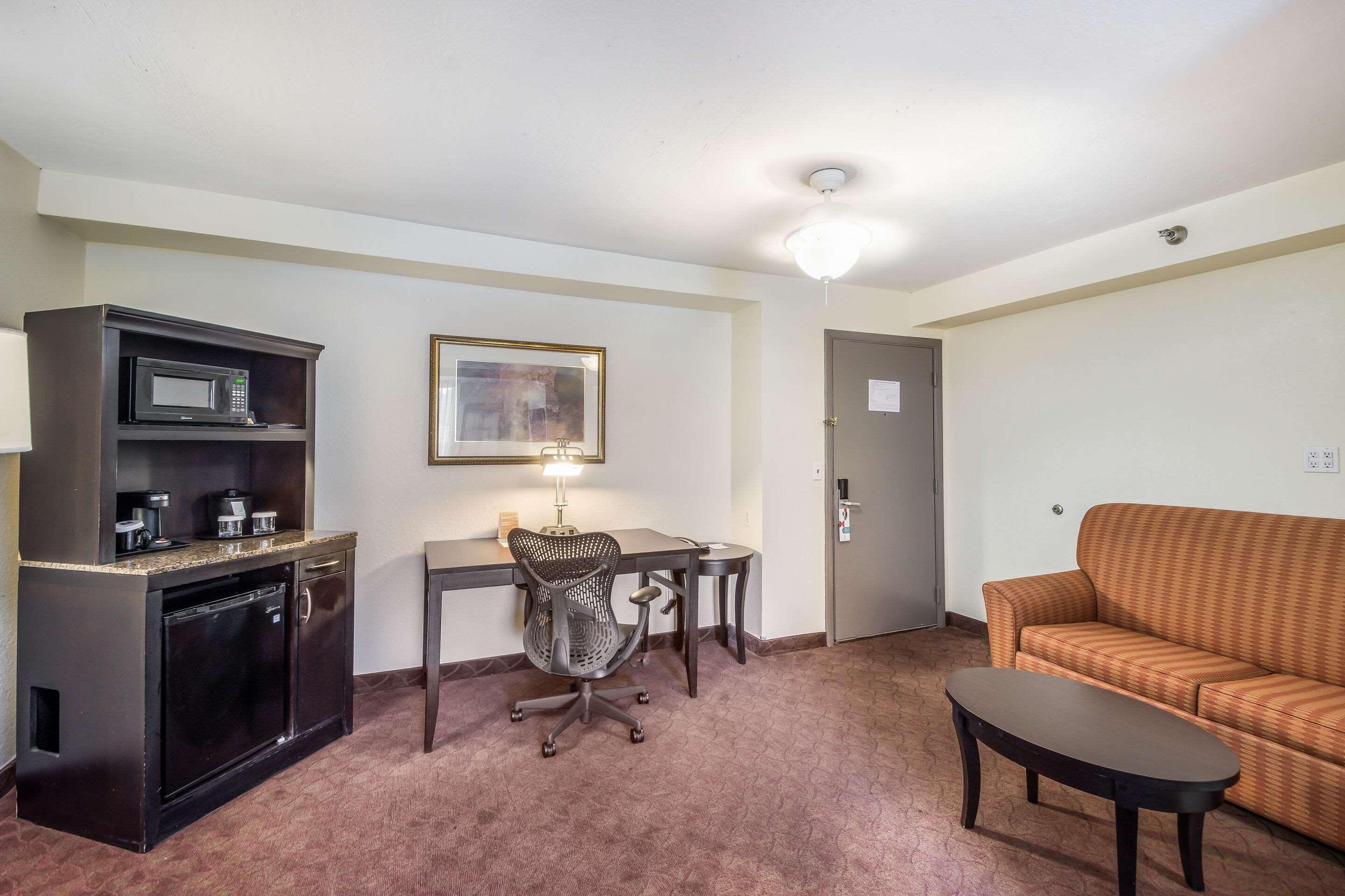 Clarion Inn & Suites Central Clearwater Beach Extérieur photo