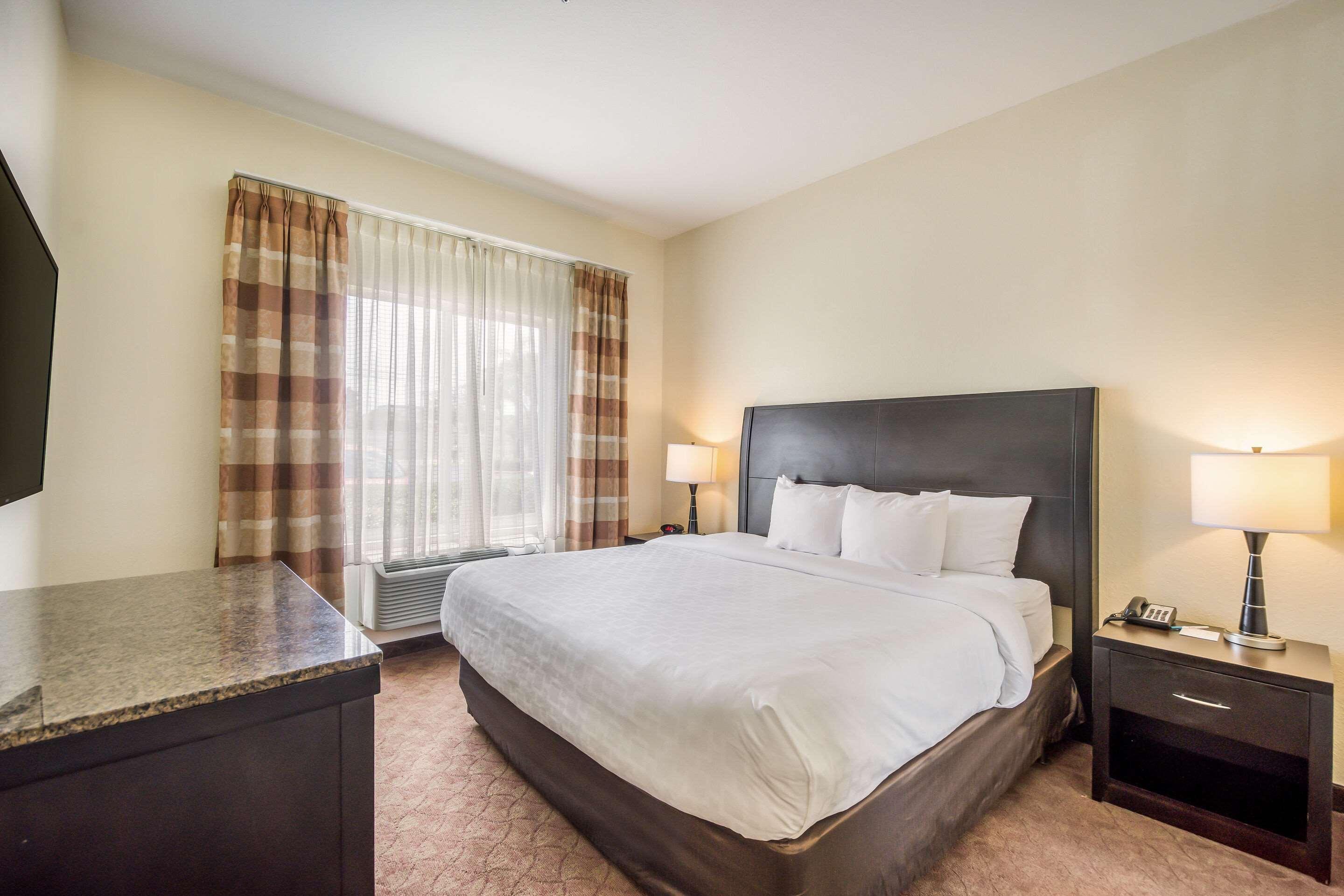 Clarion Inn & Suites Central Clearwater Beach Extérieur photo